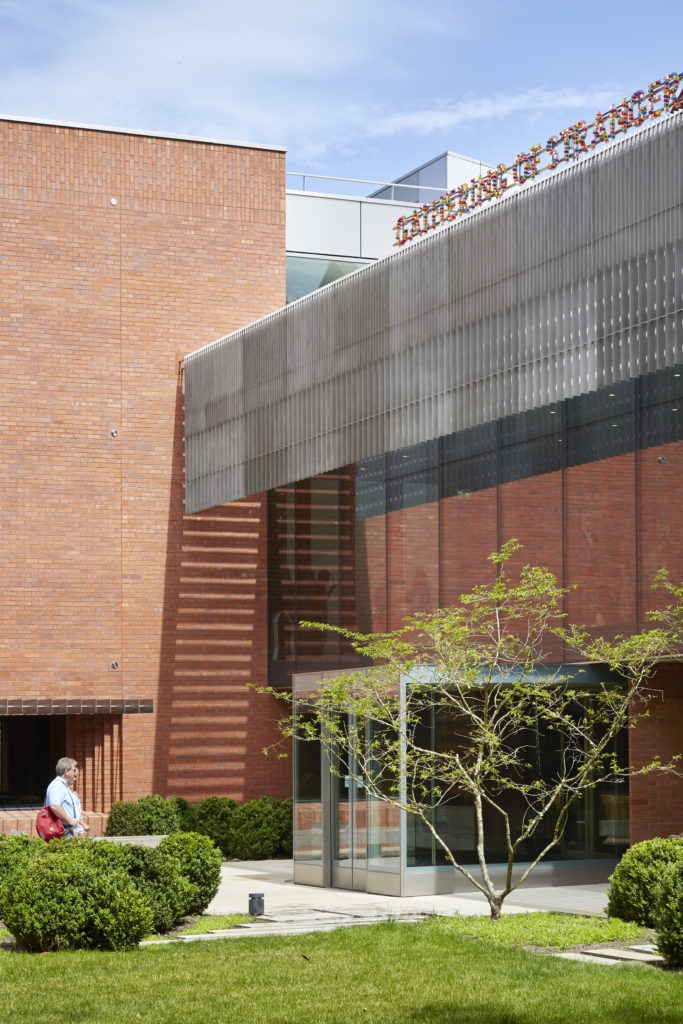 West Entrance & Brise Soleil. Whitworth Art Gallery, Manchester, United Kingdom. Architect: Muma LLP, 2015.